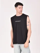 Musculosa negra con cuello redondo y sisas amplias.