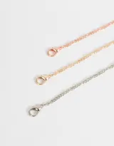 Set de tres collares de cadena fina en plateado, dorado y cobre rosado, con dije de oso y dije de flor con la inscripción "BFF".