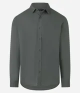 Camisa de hombre, corte regular, color verde militar, con cuello inglés y mangas largas. Confeccionada en sarga de algodón.