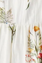 Vestido midi blanco con estampado floral multicolor, escote cuadrado y breteles finos ajustables.