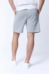 Bermuda deportiva gris melange de corte recto.