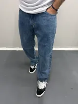Pantalón de jean azul de corte boyfriend, con lavado claro y tiro medio.