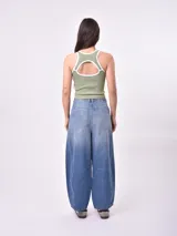 Musculosa negra de punto acanalado con cuello redondo y ribete blanco en cuello y sisas.