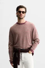 Jersey de hombre de corte regular, con cuello redondo y manga larga. Diseño a rayas horizontales en color borgoña y beige.