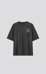 Remera negra con efecto nevado, de manga corta y cuello redondo. Estampado en la espalda con la carta del tarot 'El Emperador'.