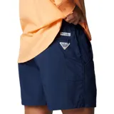 Short de baño negro Columbia Backcast III con tecnología Omni-Shade™ UPF 50, de secado rápido, con cintura elástica ajustable con cordón, bolsillos laterales de malla, bolsillo trasero con cremallera y forro interior de malla.