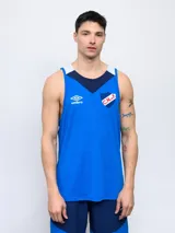 Musculosa de entrenamiento Umbro del Club Nacional de Football, color azul con detalles en blanco y cuello en V azul marino. Incluye logo de Umbro y escudo del club en el frente.