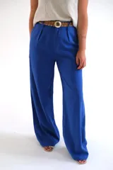 Pantalón sastrero azul francia de lino italiano, corte palazzo y cintura alta con presillas.