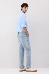 Pantalón de jean celeste de corte recto, con cintura estándar y cinco bolsillos.