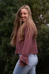 Saco corto color ladrillo, confeccionado en tejido maia, de silueta clásica con cuello a la base, manga larga y cierre frontal con cinco botones.