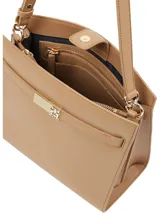 Cartera de hombro color beige con correa ajustable, cierre de solapa, dos compartimentos principales, un compartimento con cremallera, un bolsillo interior con cremallera y el monograma TH en la parte delantera.