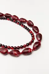 Collar de dos vueltas con cuentas de diferentes tamaños en color rojo y negro.