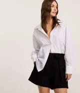 Short color verde militar, de corte sastrero y tiro alto, con lazo en la cintura.