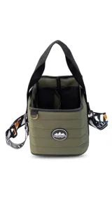 Matera color bordó con diseño acolchado, asa corta negra, correa larga regulable negra con estampado de rayas diagonales blancas y negras.