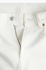 Pantalón de jean blanco de tiro alto, corte recto y cinco bolsillos.