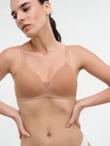 Soutien con aro, color lila, con breteles regulables y espalda con gancho.