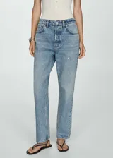 Pantalón de jean celeste de corte recto, con tiro alto y cinco bolsillos.