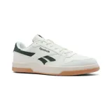Championes Reebok Classics Prime Set blancos con detalles en verde oscuro. Presentan el logo de Reebok en el lateral y suela de goma color caramelo.
