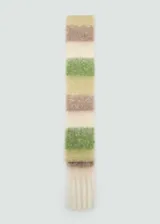 Bufanda larga de tejido de lana con rayas horizontales en tonos verde, marrón y beige, y flecos en los extremos.