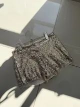 Short de fiesta plateado con lentejuelas.