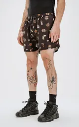 Short de baño negro con estampado de tatuajes tradicionales americanos.