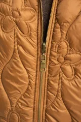 Campera capitoneada de color marrón con diseño de flores pespunteadas, cuello camisero en contraste oscuro y cierre frontal de cremallera.