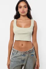 Musculosa corta color crema, de morley de algodón, con cuello cuadrado y breteles anchos.