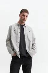 Camisa de manga larga gris oscuro, corte slim, con cartera abotonada, dos bolsillos frontales con botón y confeccionada en 100% algodón.