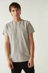 Remera gris de algodón con cuello redondo y logo bordado en el pecho.