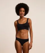 Soutien top color piel, confeccionado en poliamida con acabado seamless, escote en U y breteles anchos fijos.