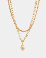 Collar corto dorado con tres cadenas de diferentes grosores y dije de frutilla.