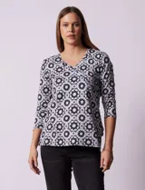 Blusa de algodón estampado, marca Ruby Rd. Escote en V cruzado y mangas ¾.