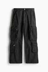 Pantalón cargo negro de corte recto, con múltiples bolsillos con cierre y botón.