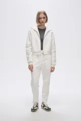 Campera jogging negra con cierre frontal y capucha, de felpa.