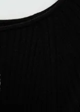 Vestido midi negro de tejido de punto de canalé, con cuello barco, abertura lateral, cinturón desmontable y diseño entallado.