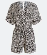 Mono corto con estampado animal print de leopardo, escote en V, mangas cortas y lazo en la cintura.