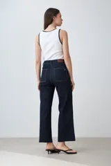 Pantalón jean culotte de tiro alto, color azul oscuro, con bolsillos frontales tipo parche y terminación desflecada en el ruedo.