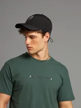 Gorro de béisbol negro con logo de la marca Rusty estampado en el frente.