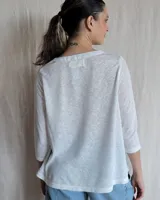 Blusa blanca de lino con escote en V y mangas 3/4.