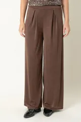 Pantalón ancho de lurex color marrón, con tablas en la parte frontal.