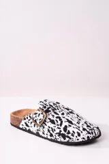 Zueco abierto con estampado animal print blanco y negro, hebilla metálica dorada y plantilla anatómica.