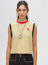 Remera crop musculosa a rayas horizontales color amarillo y blanco, con cuello redondo rojo y puños negros. Presenta logo bordado en el pecho.