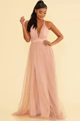 Vestido largo de fiesta color rosa pálido, con escote en V profundo, breteles finos y falda de tul con abertura lateral.