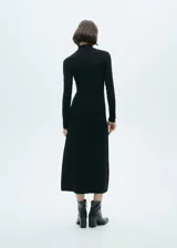 Vestido midi negro de tejido de punto fino, con cuello alto, manga larga, corte ajustado y abertura lateral en el ruedo.