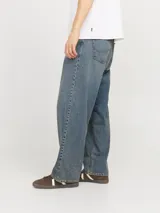 Jean baggy fit de tiro alto con cierre de botones y cinco bolsillos funcionales. Corte relajado en muslo, rodilla y pierna ancha. Confeccionado en denim de tejido twill resistente, teñido en hilo y acabado stonewash.