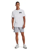 Remera blanca de manga corta con cuello redondo y logo estampado en el pecho.