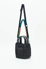 Cartera tote mini color negro, confeccionada en tejido tipo rafia. Cuenta con bolsillos internos, dos correas desmontables y abertura superior con cierre.
