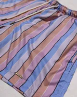 Short de baño para hombre con estampado a rayas verticales en tonos celeste, rosa y beige.