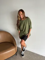 Remerón holgado de manga corta, color verde militar, con textura acanalada.