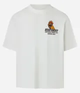 Remera color crudo de corte boxy, con cuello redondo y mangas cortas. Estampado trasero con un gallo con gafas y zapatillas, la palabra 'Rooster' y la frase 'Stay Cocky'.